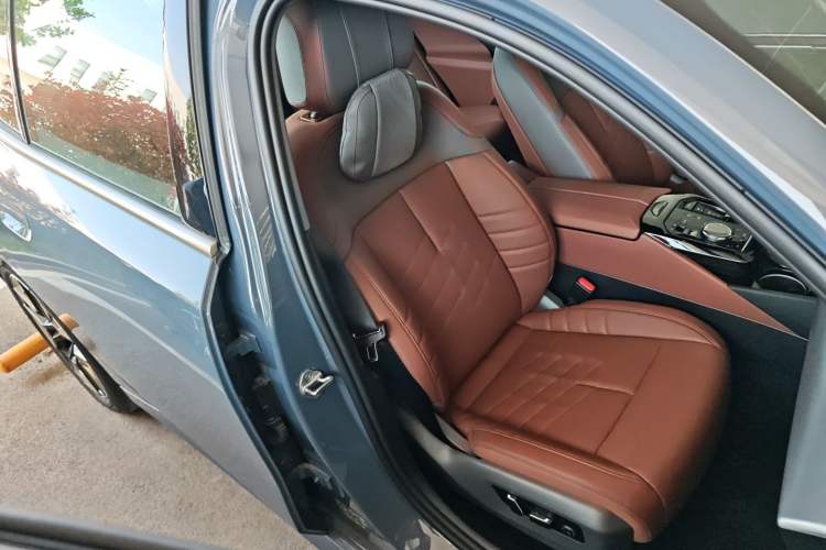 Used BMW i5 2024 eDrive 35L Luxury Model with M Sport Package Right Front Seat