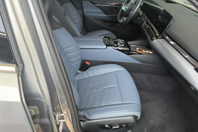 Used BMW i5 2024 eDrive 35L M Sport Package Right Front Seat