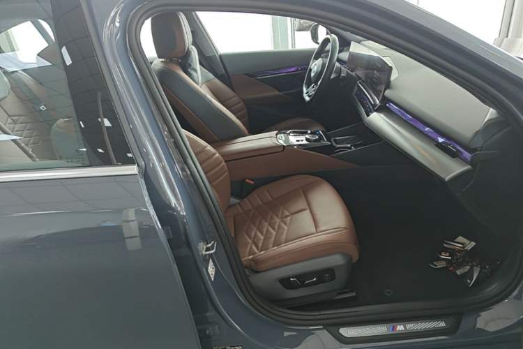 Used BMW i5 2024 eDrive 35L Luxury Model with M Sport Package Right Front Seat