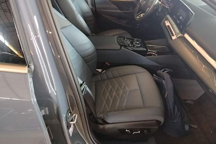 Used BMW i5 2024 eDrive 35L Luxury Model with M Sport Package Right Front Seat