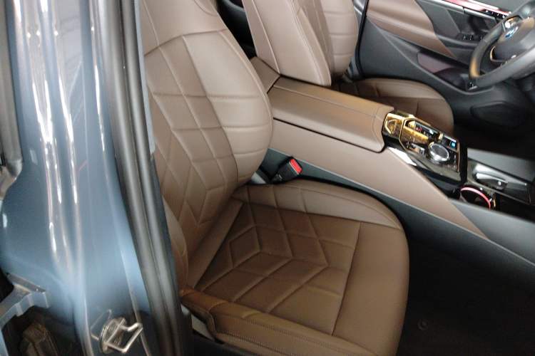 Used BMW i5 2024 eDrive 35L Luxury Package Right Front Seat