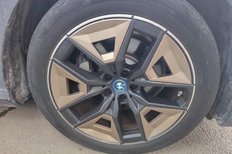 Used BMW i5 2024 eDrive 35L Luxury Model with M Sport Package Right Front Wheel Hub