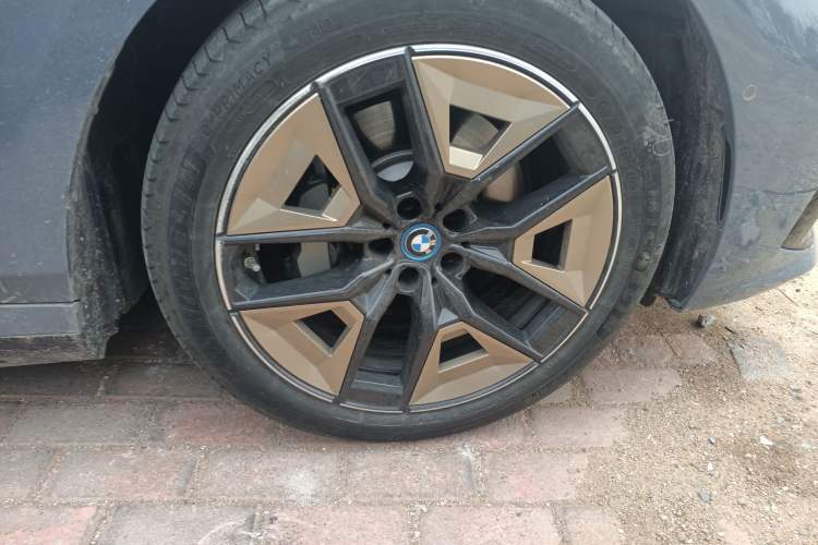 Used BMW i5 2024 eDrive 35L Luxury Model with M Sport Package Right Front Wheel Hub