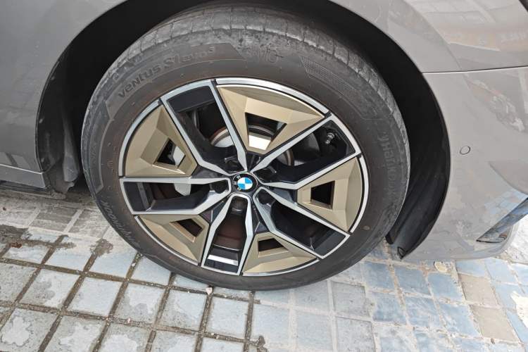Used BMW i5 2024 eDrive 35L Luxury Model with M Sport Package Right Front Wheel Hub