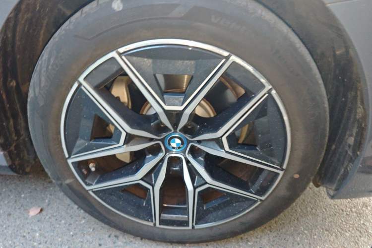 Used BMW i5 2024 eDrive 35L M Sport Package Right Front Wheel Hub