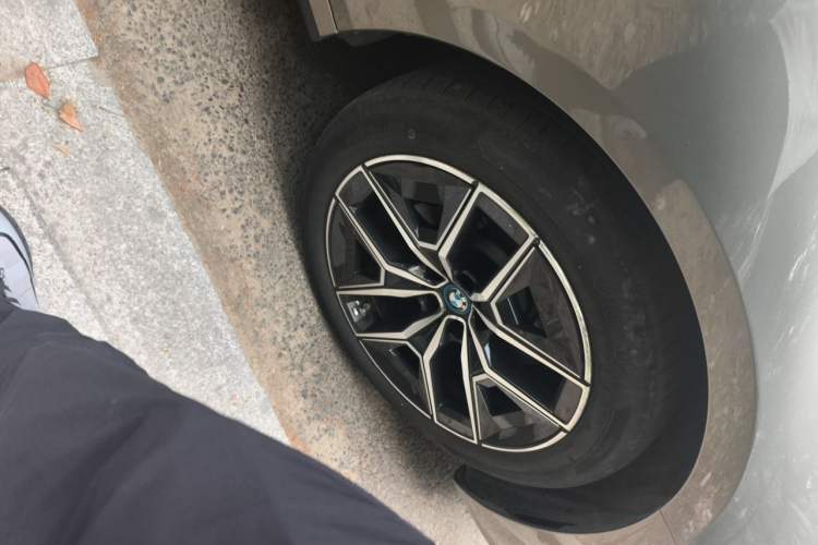 Used BMW i5 2024 eDrive 35L Luxury Model with M Sport Package Right Front Wheel Hub