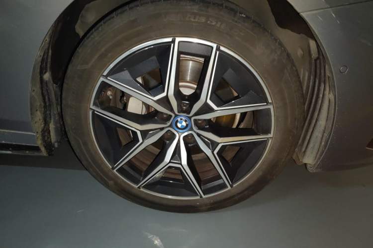 Used BMW i5 2024 eDrive 35L M Sport Package Right Front Wheel Hub