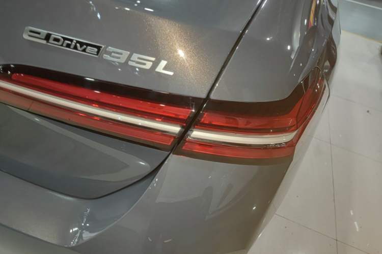 Used BMW i5 2024 eDrive 35L M Sport Package Right Rear Taillight