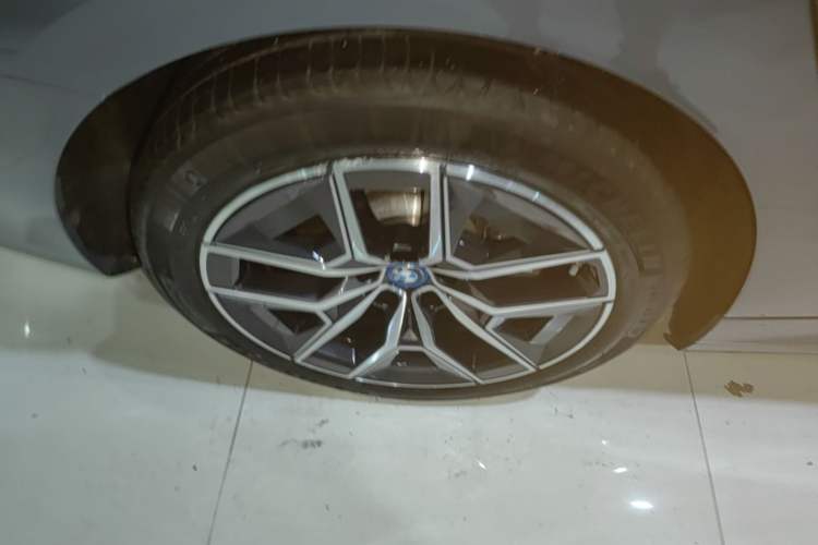 Used BMW i5 2024 eDrive 35L M Sport Package Right Rear Wheel Hub
