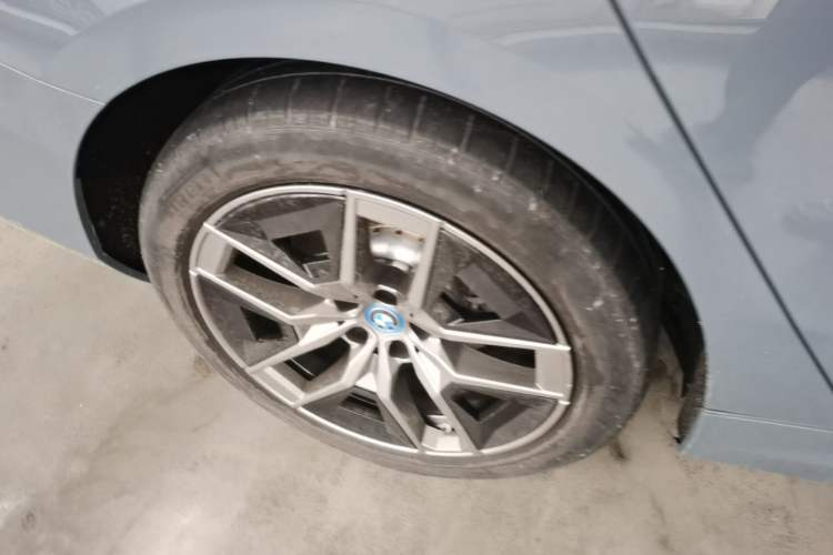 Used BMW i5 2024 eDrive 35L Prestige Luxury Package Right Rear Wheel Hub