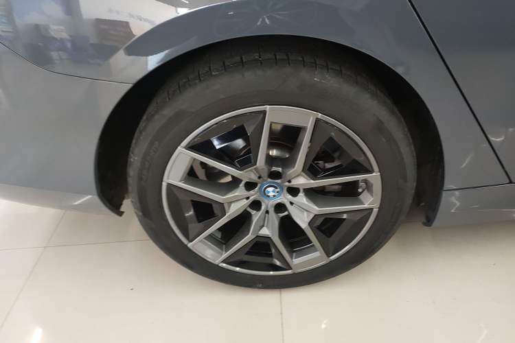Used BMW i5 2024 eDrive 35L Prestige Luxury Package Right Rear Wheel Hub
