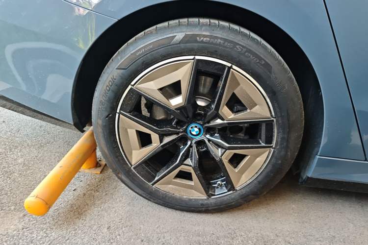 Used BMW i5 2024 eDrive 35L Luxury Model with M Sport Package Right Rear Wheel Hub