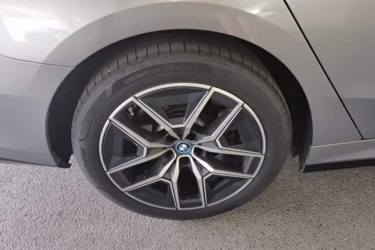 Used BMW i5 2024 eDrive 35L Luxury Model with M Sport Package Right Rear Wheel Hub