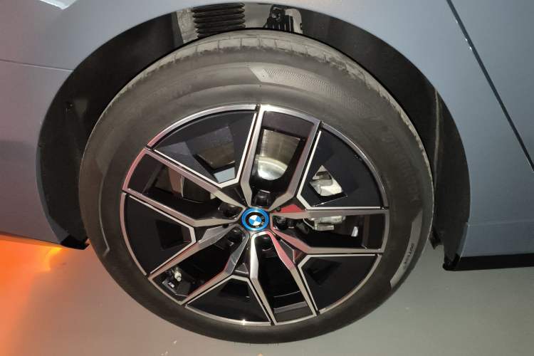 Used BMW i5 2024 eDrive 35L Luxury Model with M Sport Package Right Rear Wheel Hub
