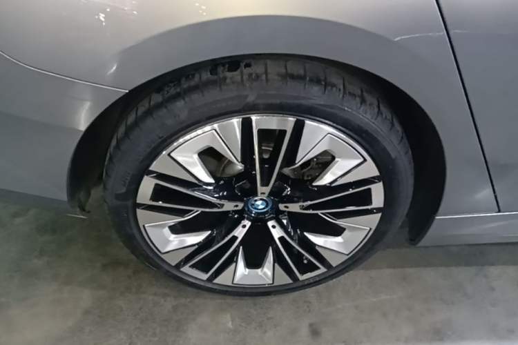 Used BMW i5 2024 eDrive 35L Prestige Luxury Package Right Rear Wheel Hub
