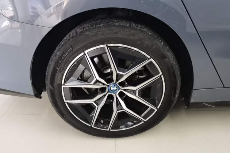 Used BMW i5 2024 eDrive 35L Luxury Model with M Sport Package Right Rear Wheel Hub