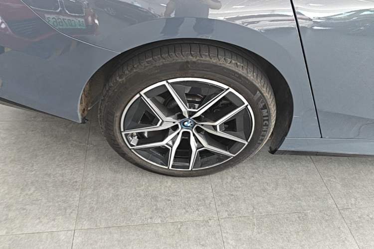 Used BMW i5 2024 eDrive 35L Luxury Model with M Sport Package Right Rear Wheel Hub