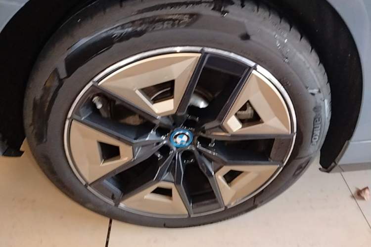Used BMW i5 2024 eDrive 35L Luxury Model with M Sport Package Right Rear Wheel Hub