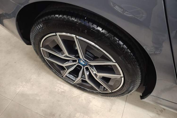 Used BMW i5 2024 eDrive 35L Luxury Model with M Sport Package Right Rear Wheel Hub