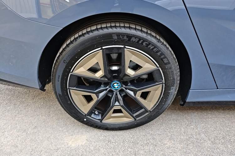 Used BMW i5 2024 eDrive 35L M Sport Package Right Rear Wheel Hub