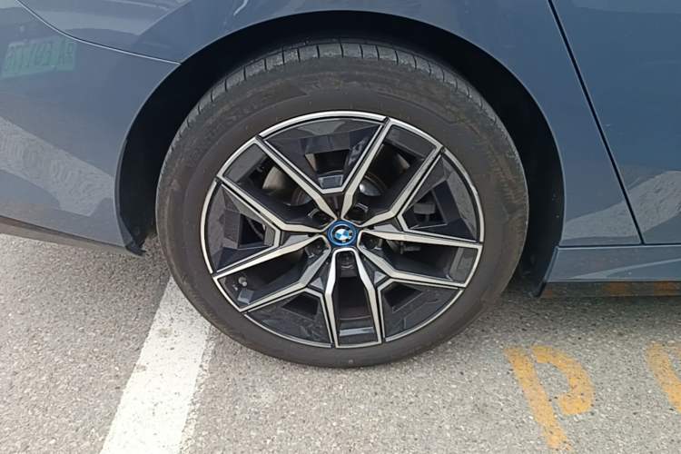 Used BMW i5 2024 eDrive 35L Luxury Model with M Sport Package Right Rear Wheel Hub