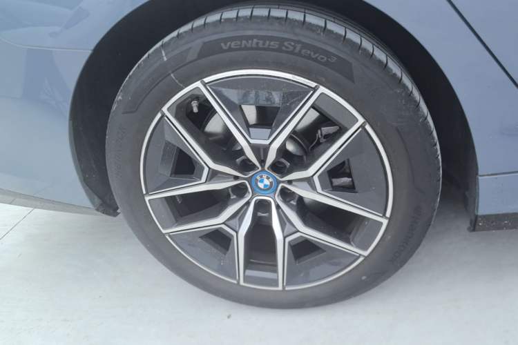 Used BMW i5 2024 eDrive 35L M Sport Package Right Rear Wheel Hub