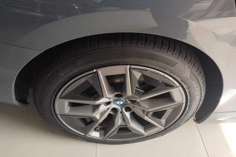 Used BMW i5 2024 eDrive 35L Prestige Luxury Package Right Rear Wheel Hub
