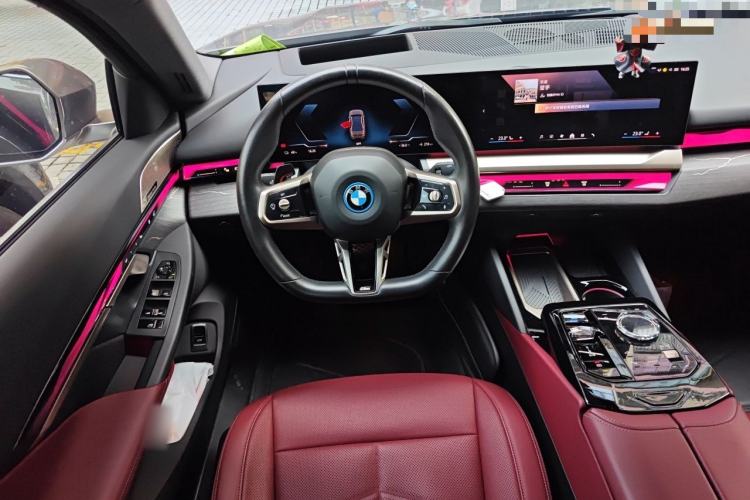 Used BMW i5 2024 eDrive 35L Luxury Model with M Sport Package Steering Wheel