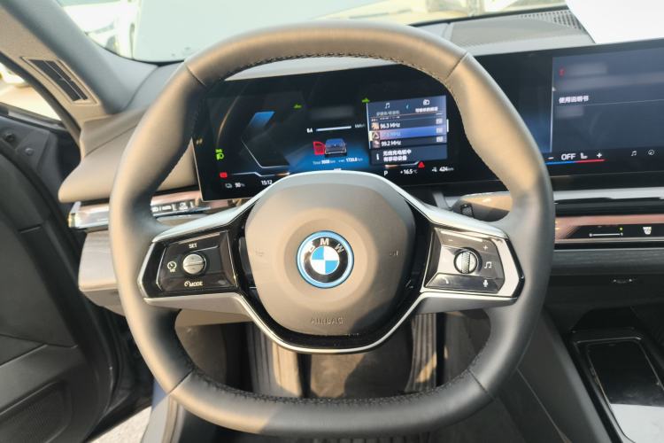 Used BMW i5 2024 eDrive 35L Luxury Package Steering Wheel