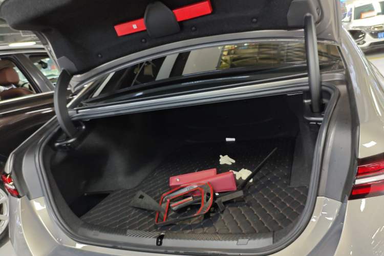Used BMW i5 2024 eDrive 35L M Sport Package Trunk