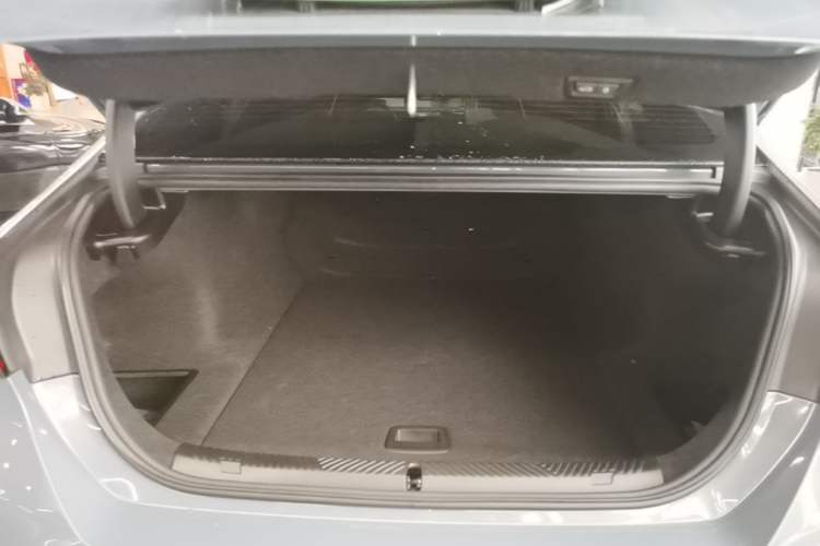 Used BMW i5 2024 eDrive 35L Prestige Luxury Package Trunk