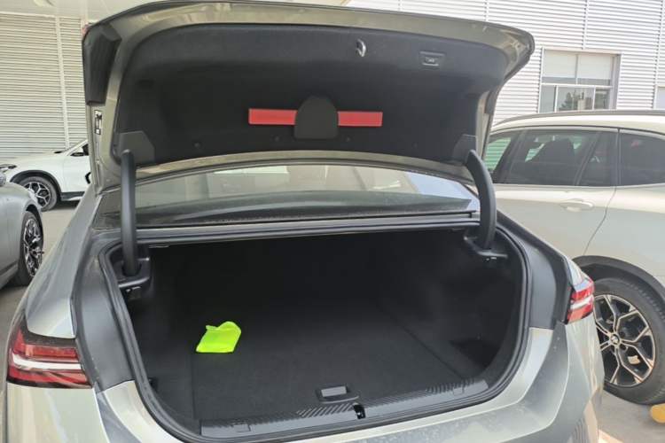 Used BMW i5 2024 eDrive 35L M Sport Package Trunk