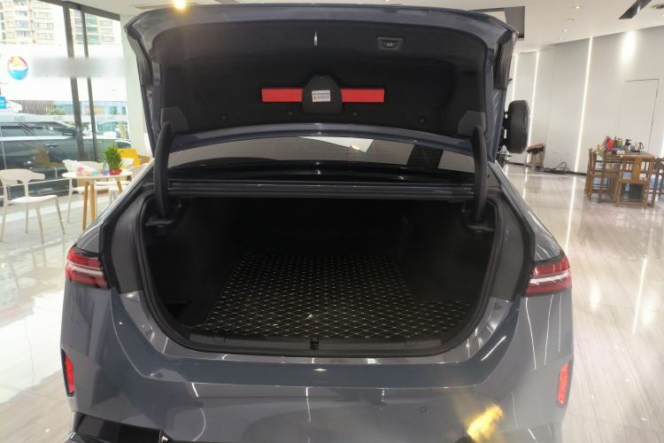 Used BMW i5 2024 eDrive 35L M Sport Package Trunk