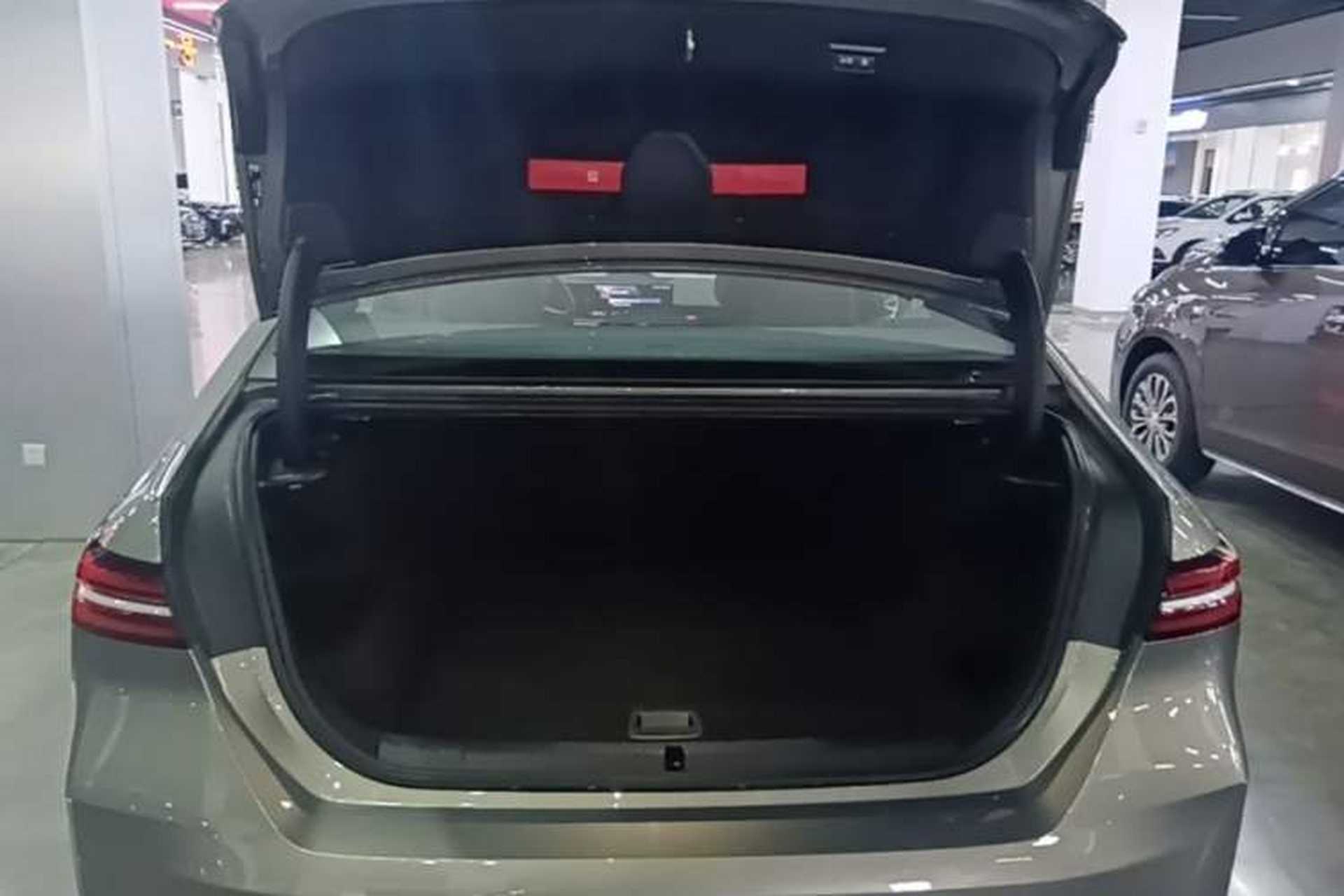 Used BMW i5 2024 eDrive 35L Prestige Luxury Package Trunk