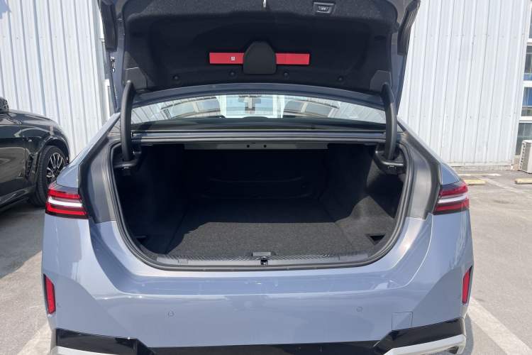 Used BMW i5 2024 eDrive 35L M Sport Package Trunk