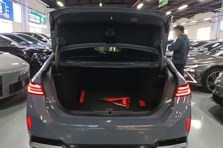 Used BMW i5 2024 eDrive 35L M Sport Package Trunk