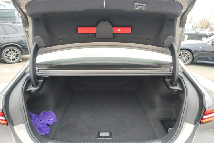 Used BMW i5 2024 eDrive 35L M Sport Package Trunk