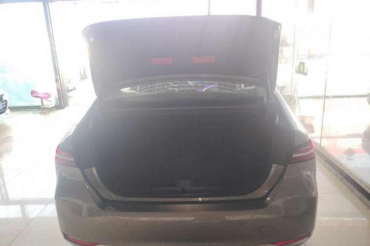 Used BMW i5 2024 eDrive 35L Prestige Luxury Package Trunk