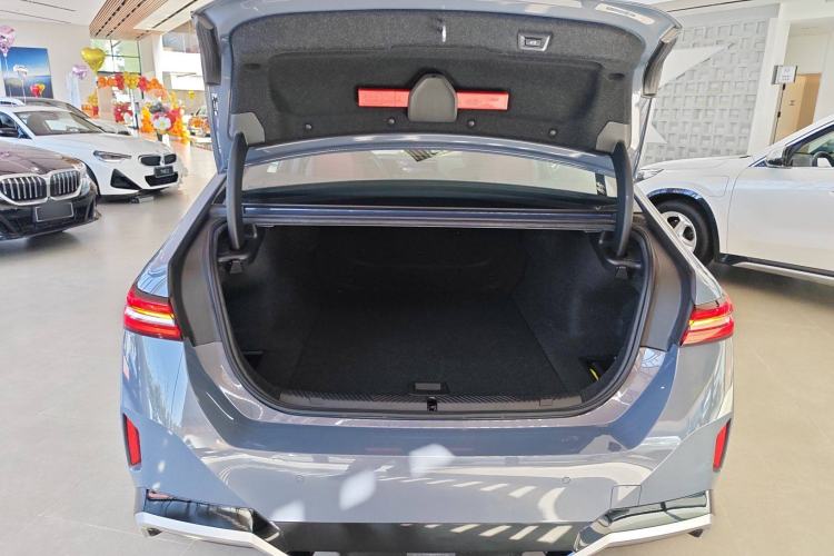 Used BMW i5 2024 eDrive 35L M Sport Package Trunk