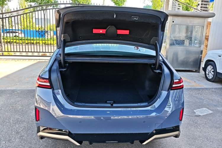 Used BMW i5 2024 eDrive 35L M Sport Package Trunk