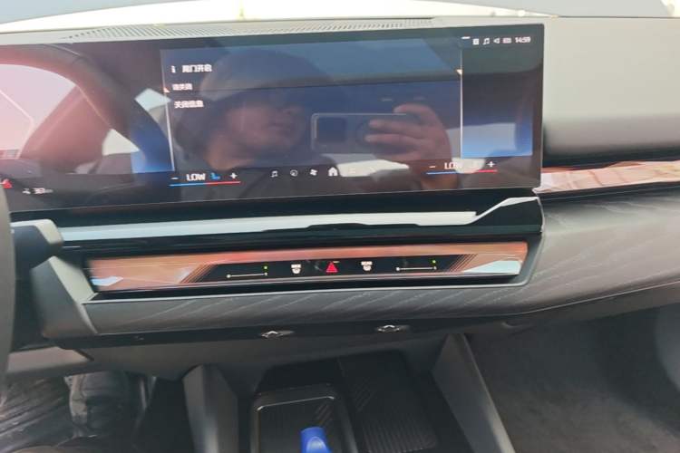 Used BMW i5 2024 eDrive 35L Prestige Luxury Package Audio And AC Panel