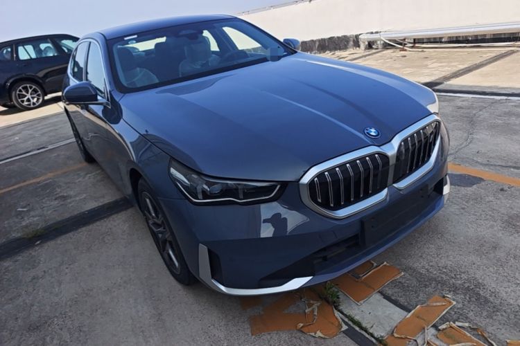 Used BMW i5 2024 eDrive 35L Prestige Luxury Package Front Right 45 Deg