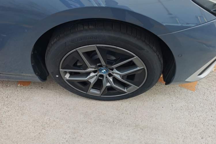 Used BMW i5 2024 eDrive 35L Prestige Luxury Package Right Front Wheel Hub