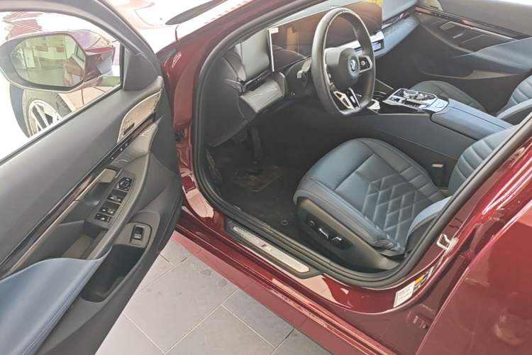 Used BMW i5 2024 eDrive 35L M Sport Package Driver Seat