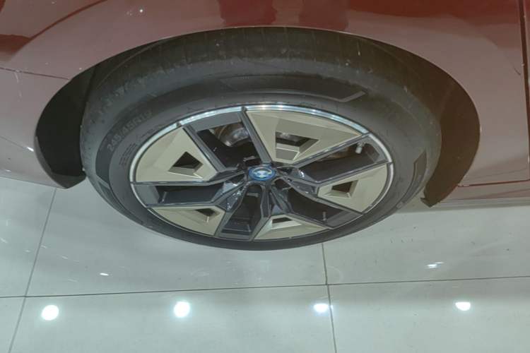 Used BMW i5 2024 eDrive 35L Luxury Model with M Sport Package Exterior 5