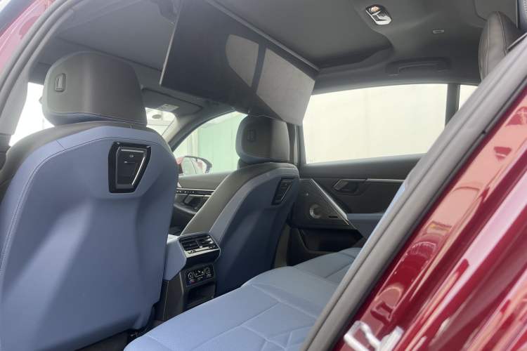 Used BMW i5 2024 eDrive 35L Luxury Model with M Sport Package Interior 7