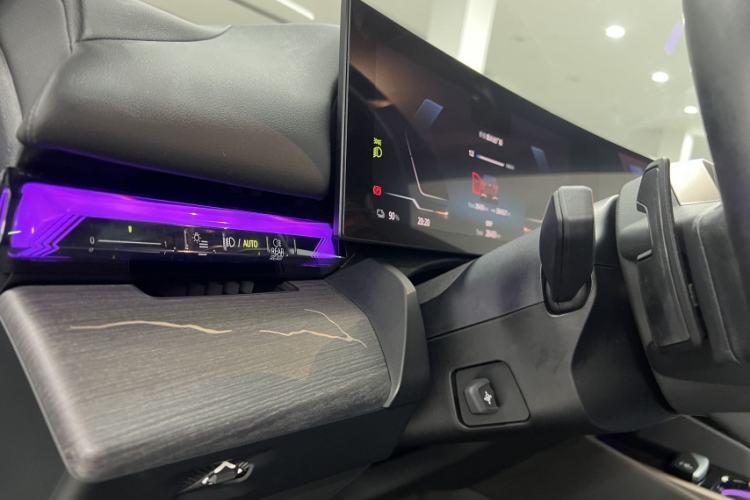 Used BMW i5 2024 eDrive 35L Luxury Model with M Sport Package Interior 9