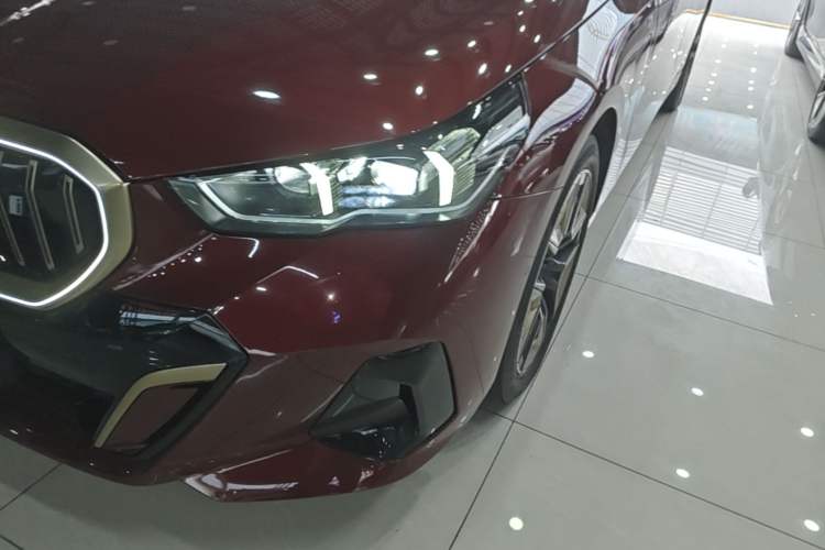 Used BMW i5 2024 eDrive 35L Luxury Model with M Sport Package Left Front Headlight