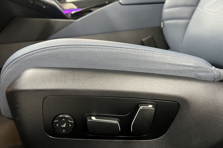 Used BMW i5 2024 eDrive 35L Luxury Model with M Sport Package Left Front Seat