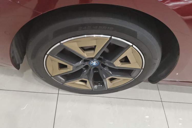 Used BMW i5 2024 eDrive 35L Luxury Model with M Sport Package Left Front Wheel Hub